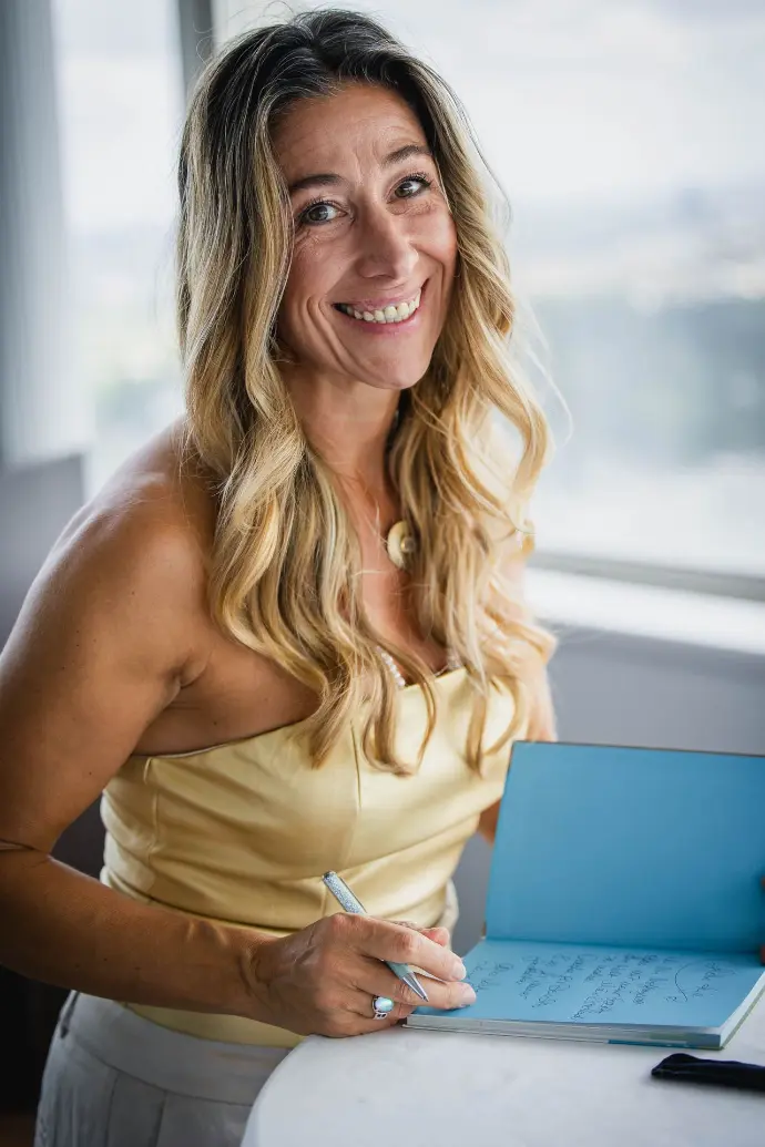 Yoga4Face Renée Ambarees auch bekannt als Renée Isermann Bestseller Autorin, Mentorin für Körperpräsenz